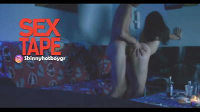 Merch ysgol ciwt gyda'i chariad